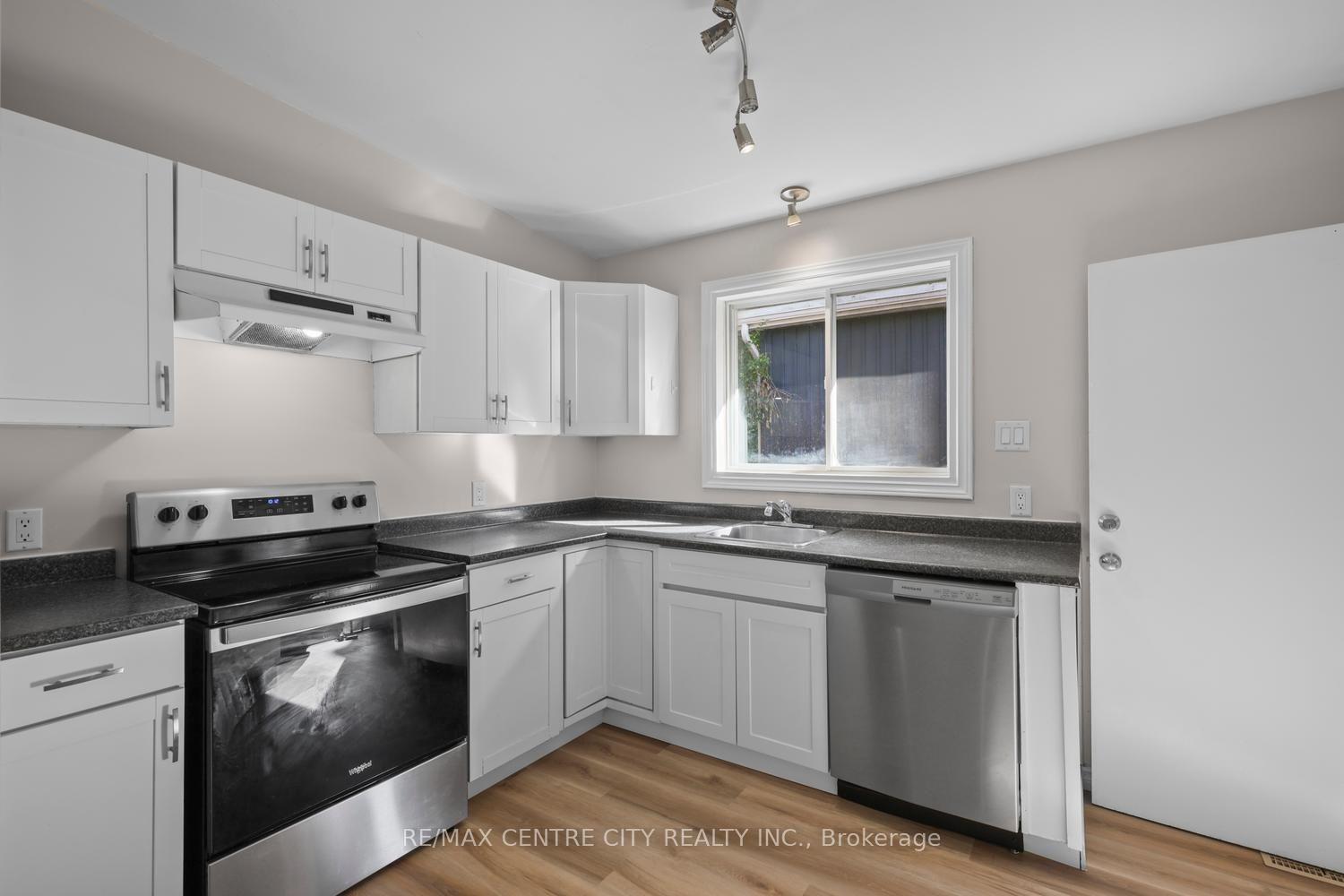 Photo 14 of 71 Cavendish Crescent, London, North N — HOMEH