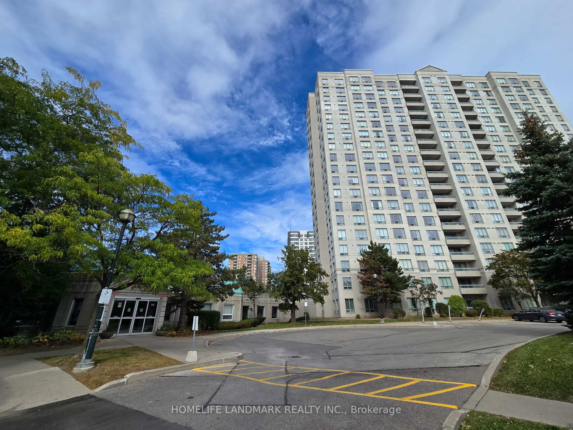 Front of Unit 711, 5039 Finch Avenue E