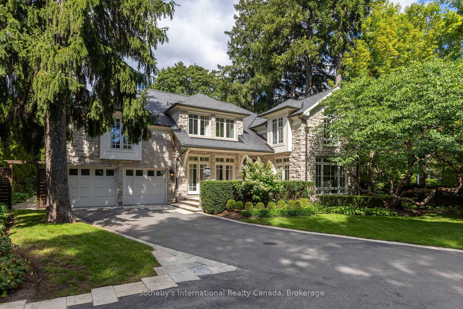 Photo of 1073 Lakeshore Road E