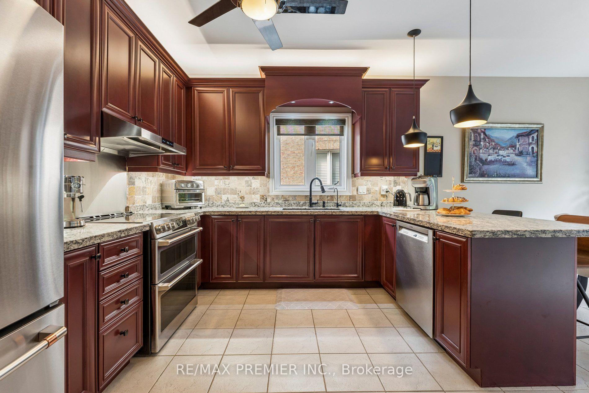 Photo 9 of 16 Rockstep Court, Brampton, Sandringham-Wellington — HOMEH