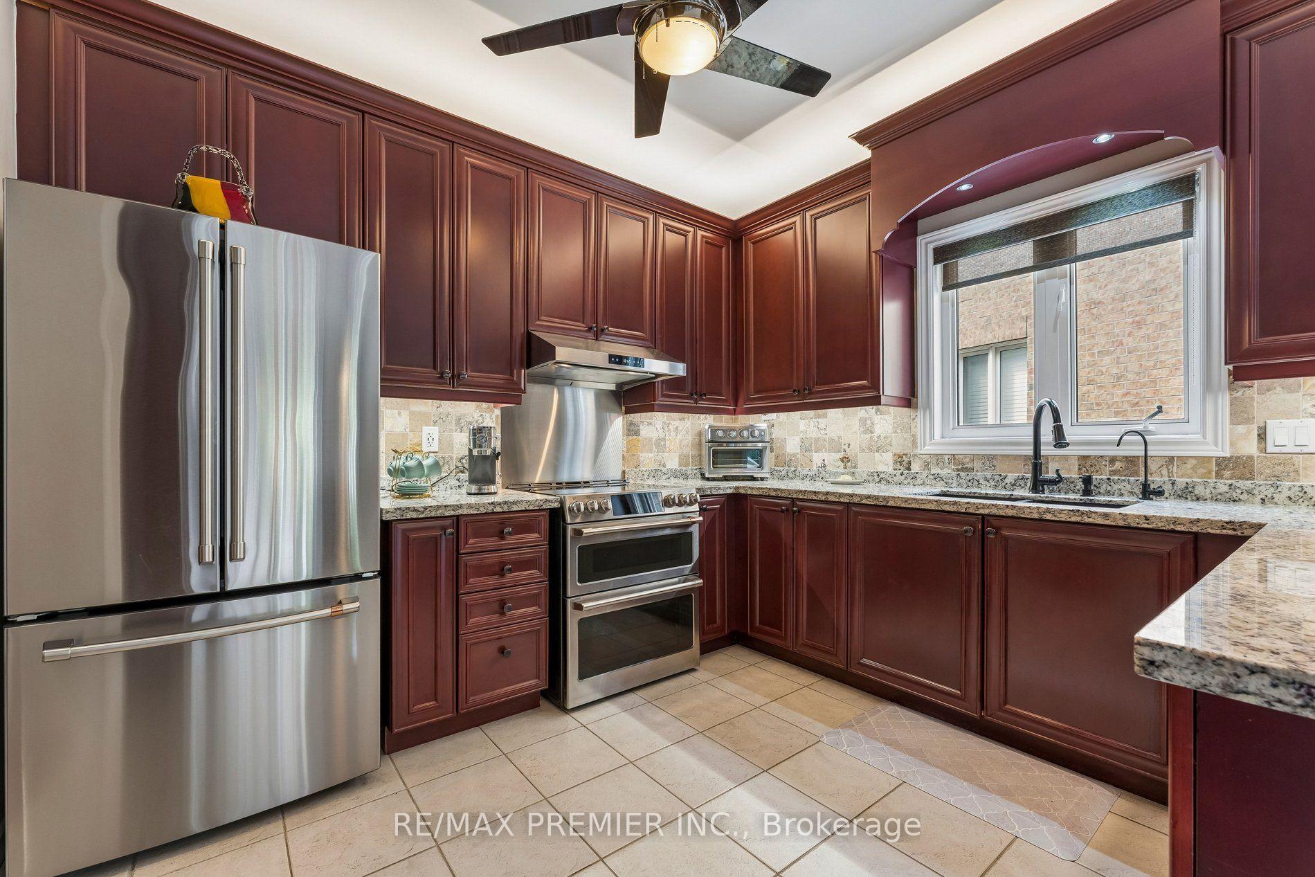 Photo 10 of 16 Rockstep Court, Brampton, Sandringham-Wellington — HOMEH