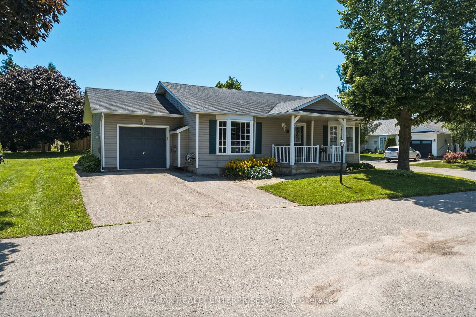 Photo 2 of 1 Huron Court, Clarington, Newcastle — HOMEH
