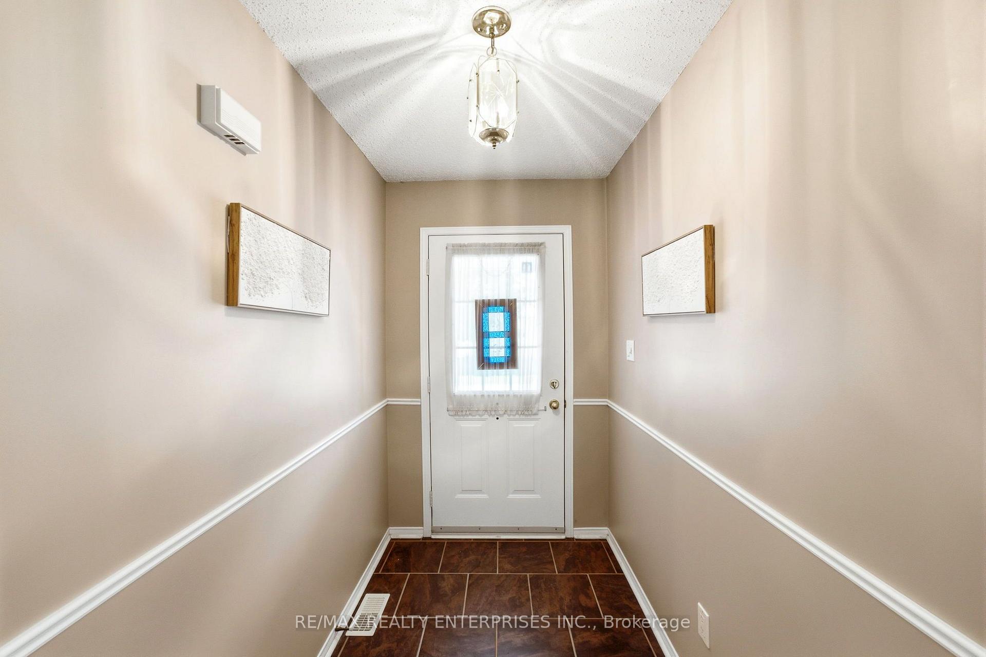 Photo 4 of 1 Huron Court, Clarington, Newcastle — HOMEH
