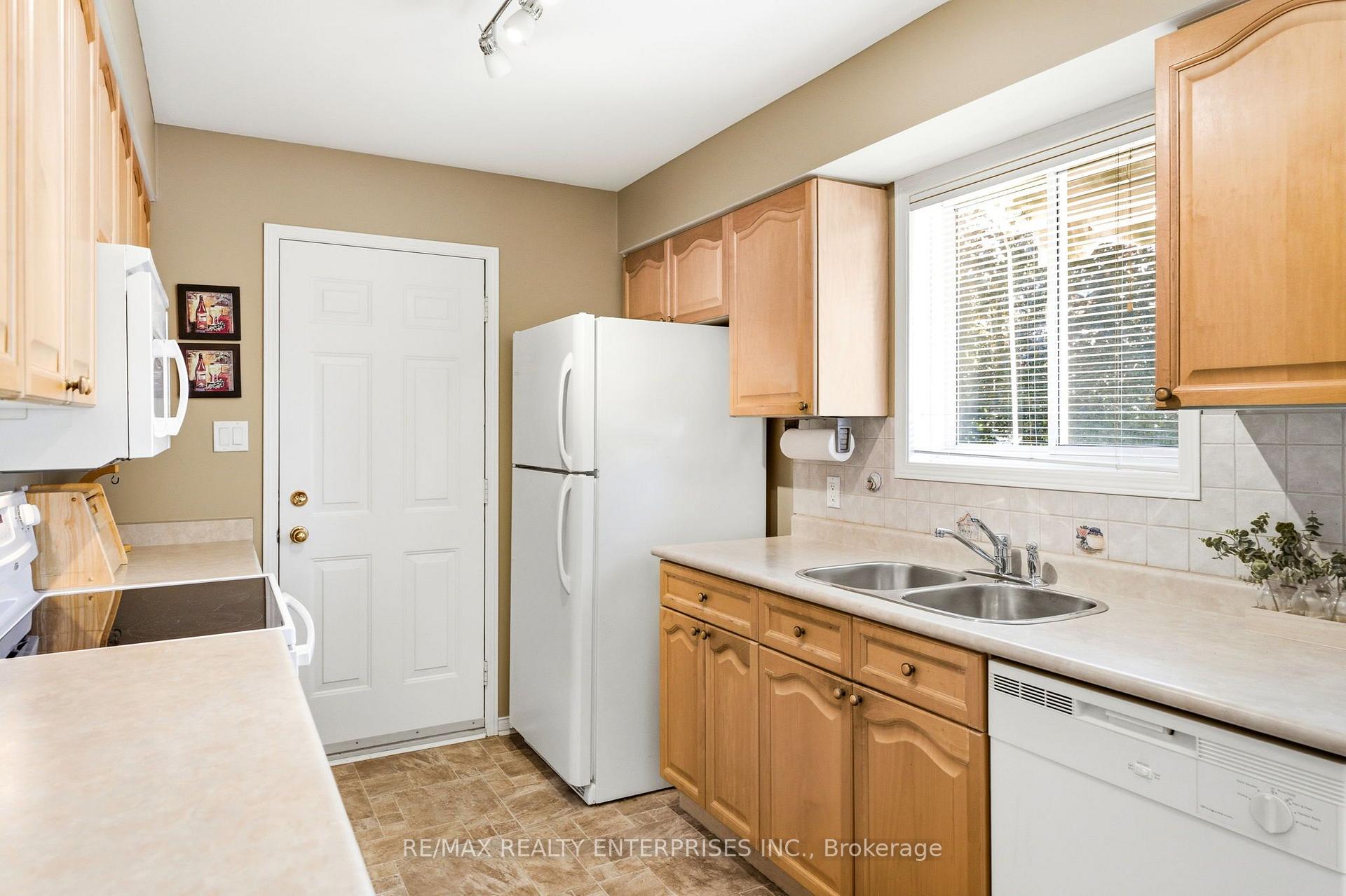 Photo 12 of 1 Huron Court, Clarington, Newcastle — HOMEH