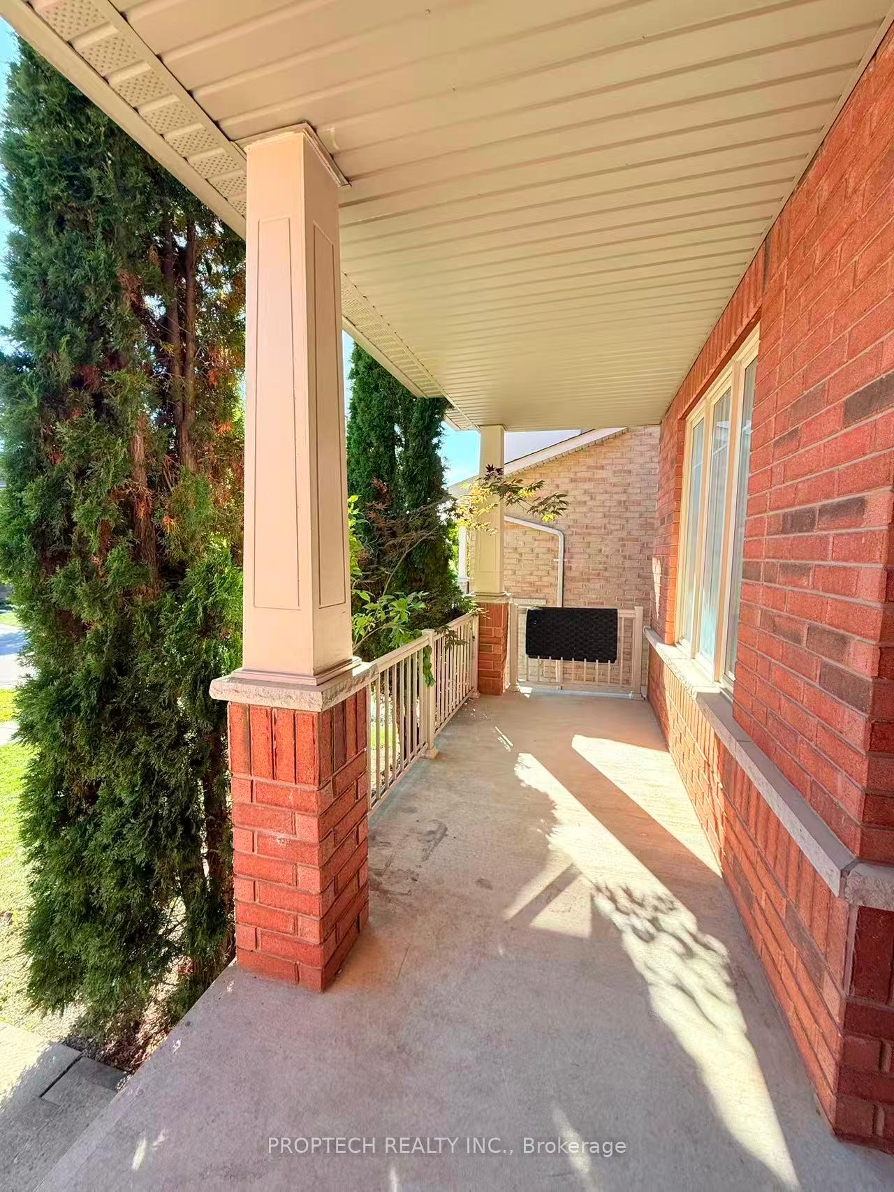 Photo 3 of 61 Braehead Drive, Richmond Hill, Jefferson — HOMEH