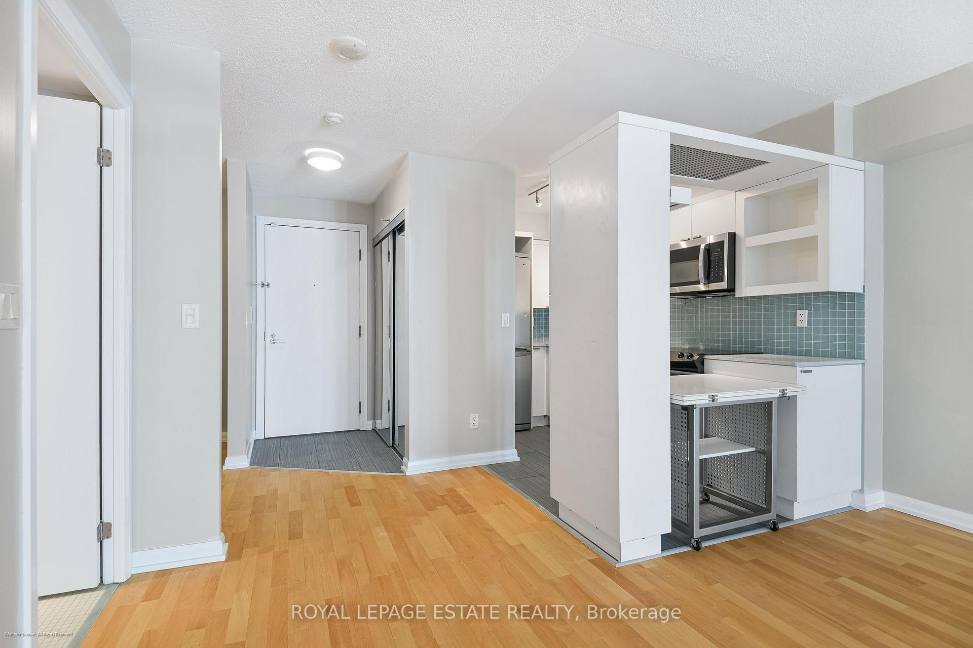 Photo 4 of Unit 938, 111 Elizabeth Street, Toronto, Bay Street Corridor — HOMEH