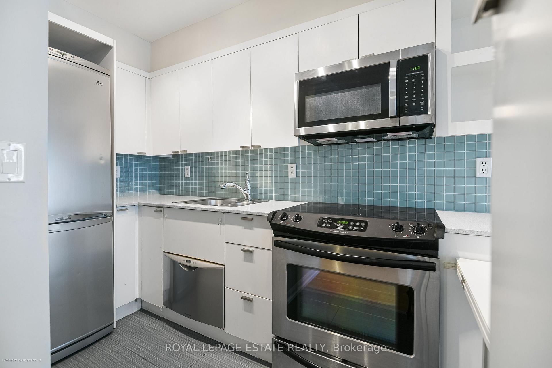 Photo 5 of Unit 938, 111 Elizabeth Street, Toronto, Bay Street Corridor — HOMEH