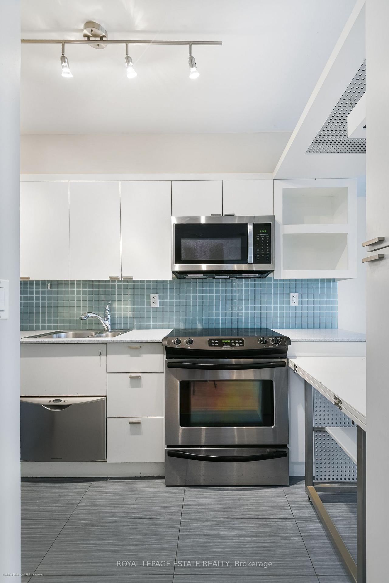 Photo 6 of Unit 938, 111 Elizabeth Street, Toronto, Bay Street Corridor — HOMEH