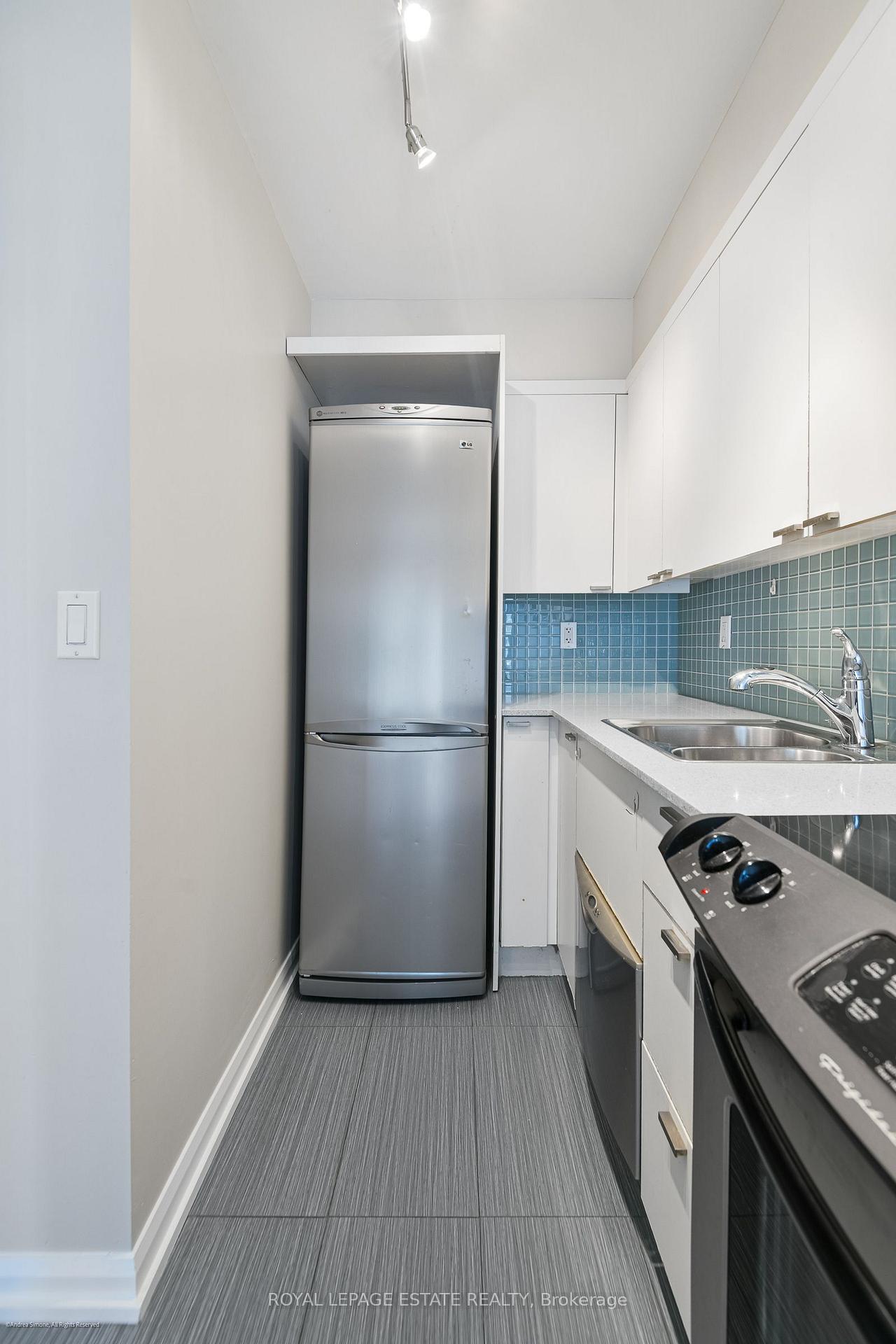 Photo 7 of Unit 938, 111 Elizabeth Street, Toronto, Bay Street Corridor — HOMEH