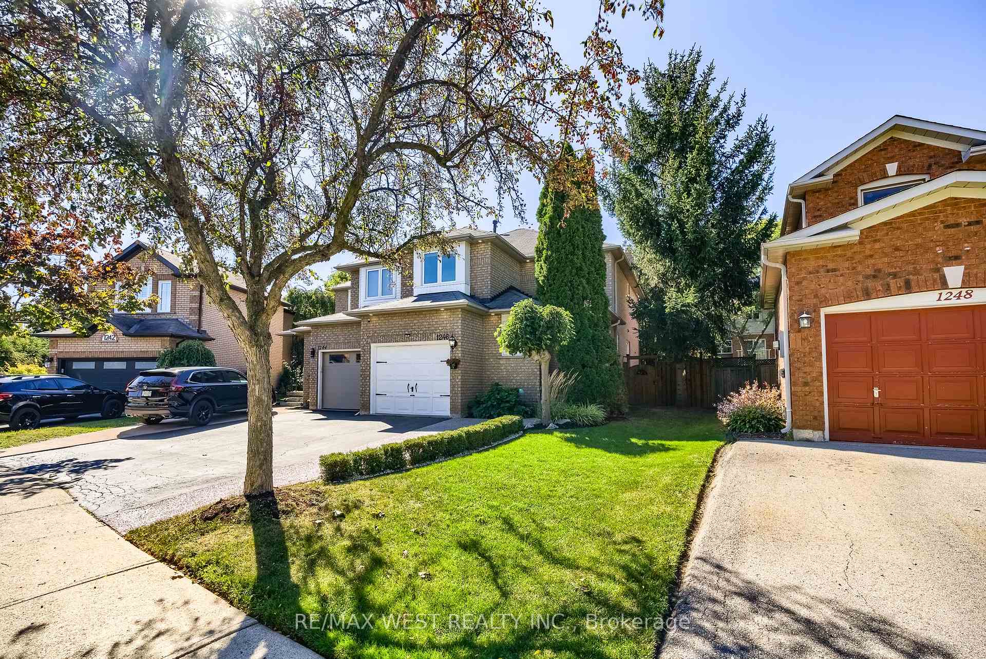 Photo 3 of 1246 Old Oak Drive, Oakville, West Oak Trails — HOMEH