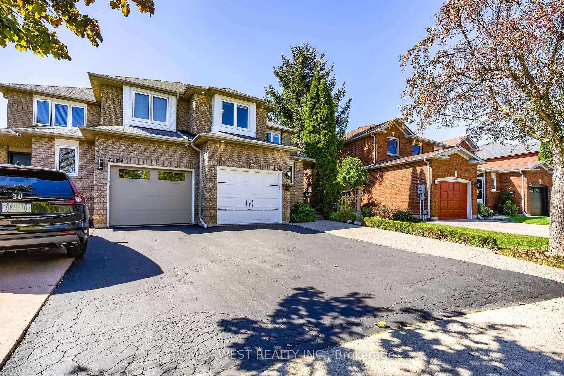 Photo 4 of 1246 Old Oak Drive, Oakville, West Oak Trails — HOMEH