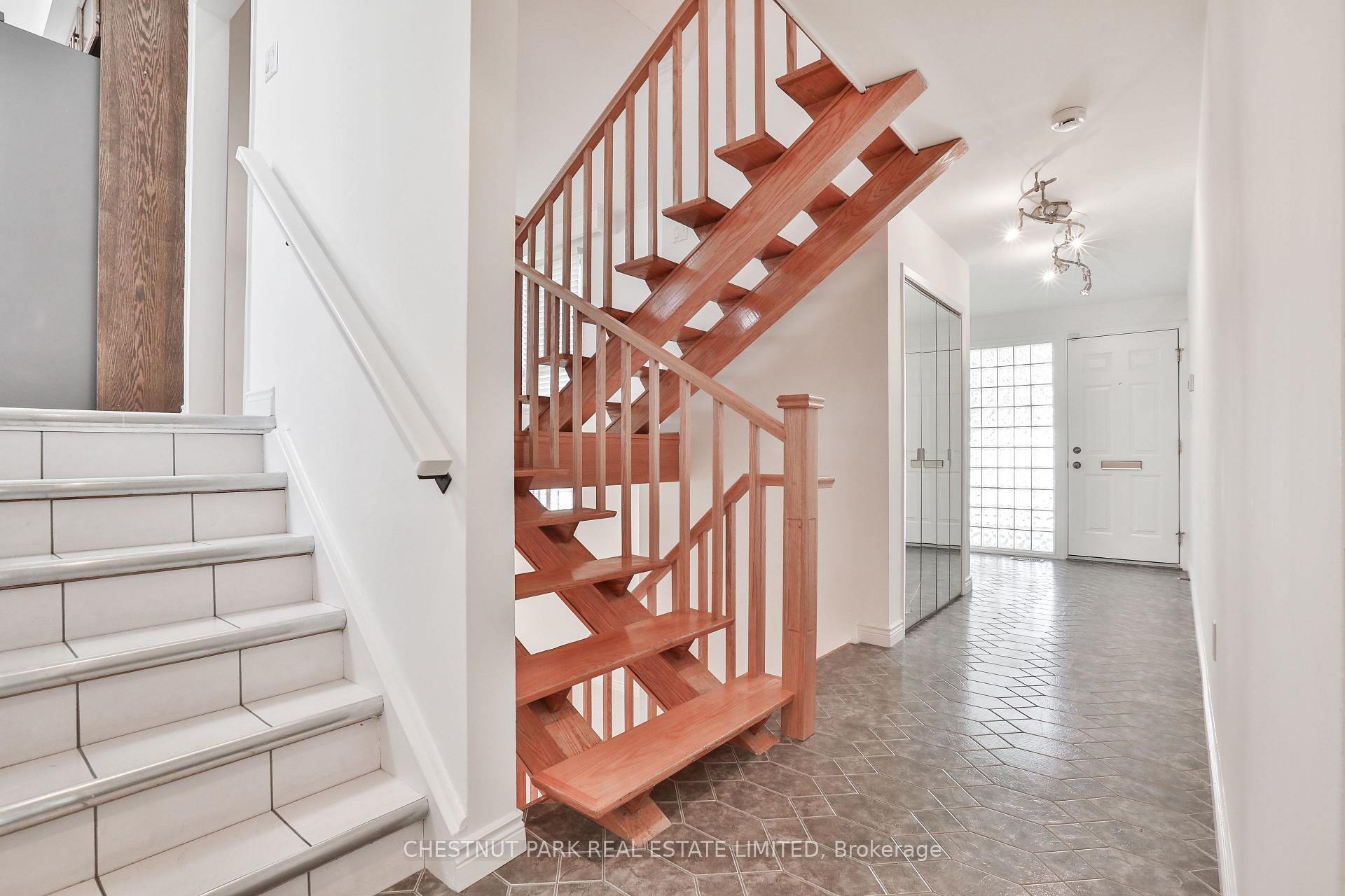 Photo 3 of 2 Allview Crescent, North York, Bayview Village — HOMEH