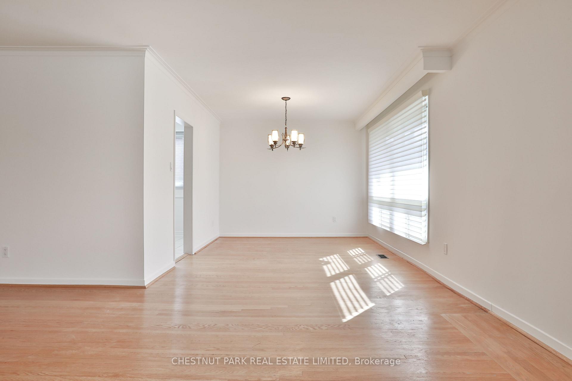Photo 7 of 2 Allview Crescent, North York, Bayview Village — HOMEH