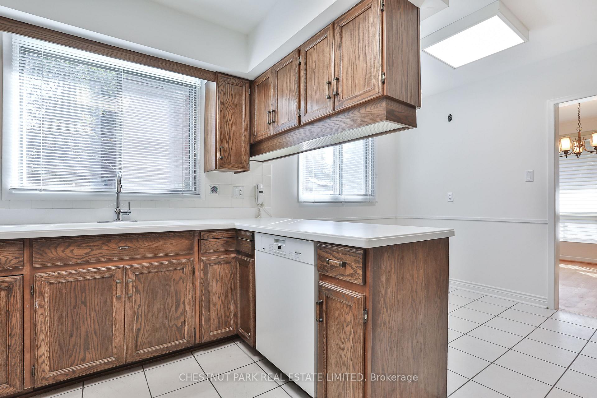 Photo 11 of 2 Allview Crescent, North York, Bayview Village — HOMEH