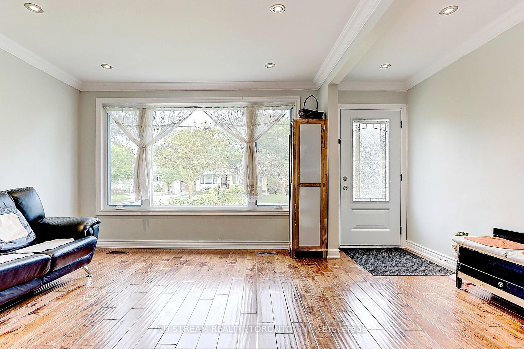 Photo 4 of Unit Main, 432 Crosby Avenue, Richmond Hill, Crosby — HOMEH