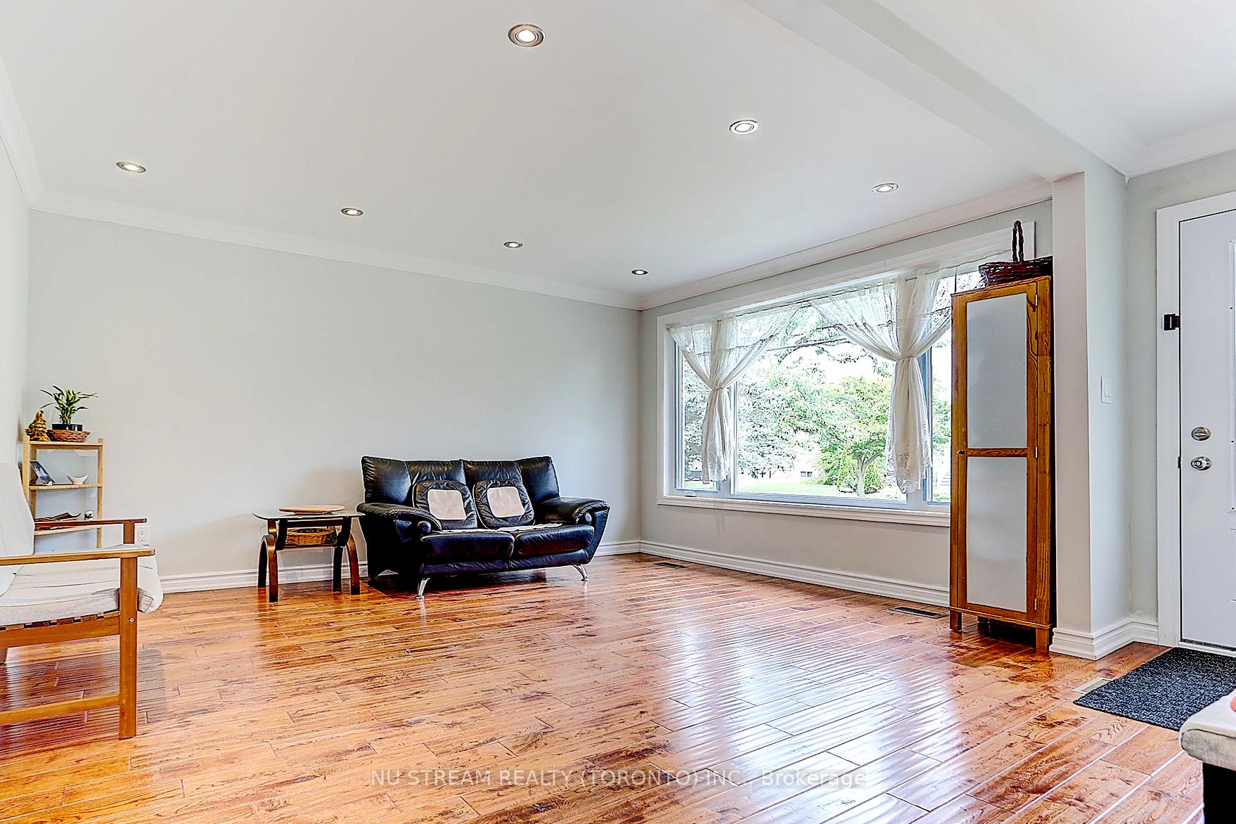 Photo 5 of Unit Main, 432 Crosby Avenue, Richmond Hill, Crosby — HOMEH