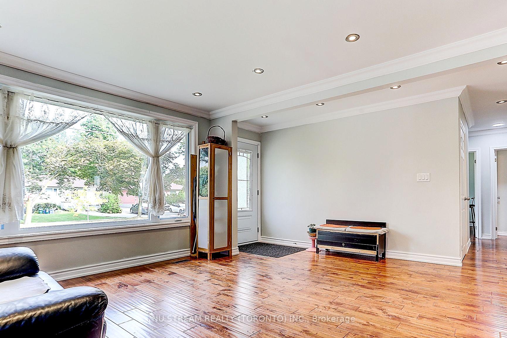 Photo 6 of Unit Main, 432 Crosby Avenue, Richmond Hill, Crosby — HOMEH