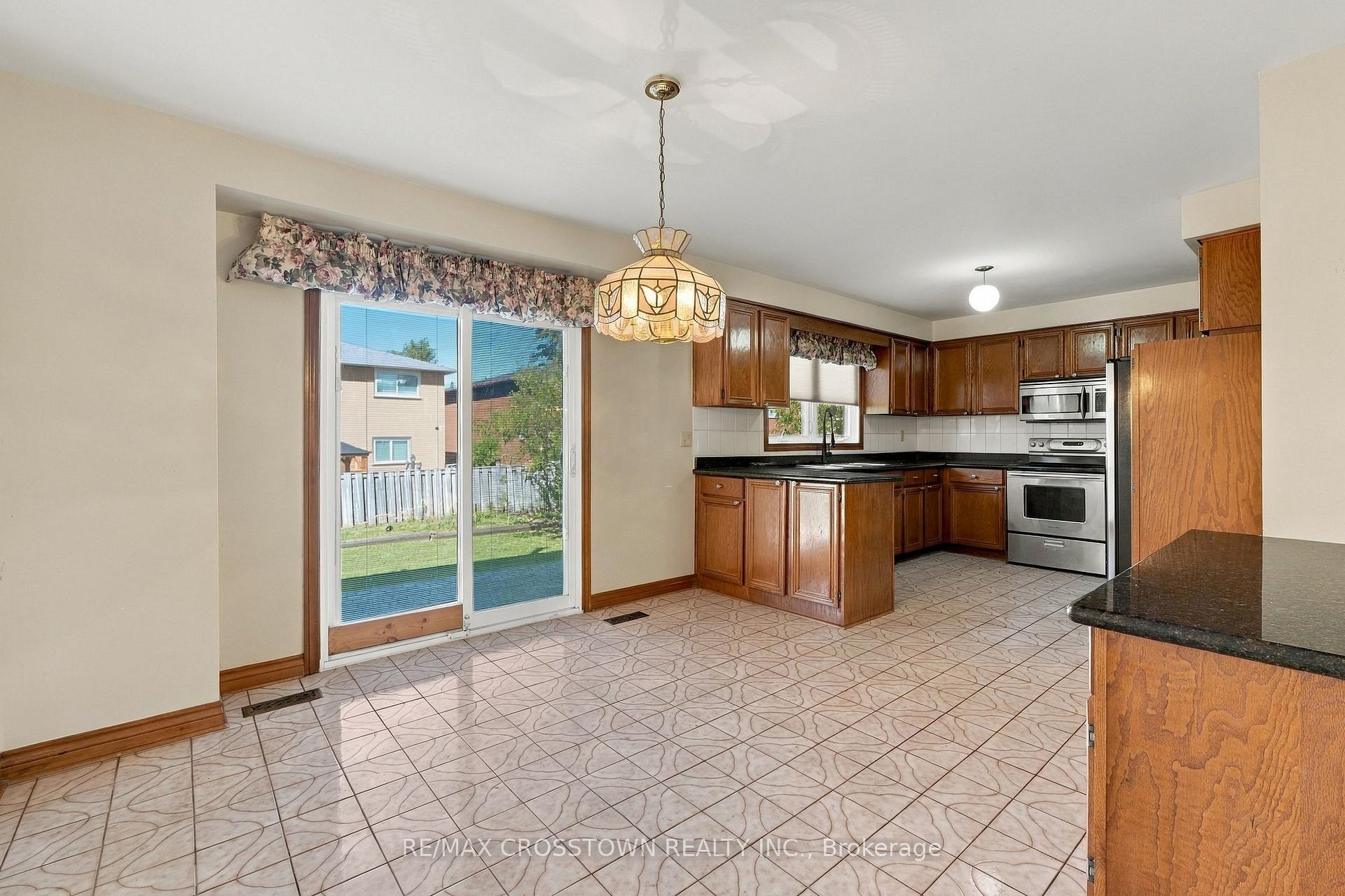 Photo 10 of 322 Forest Drive, Vaughan, West Woodbridge — HOMEH