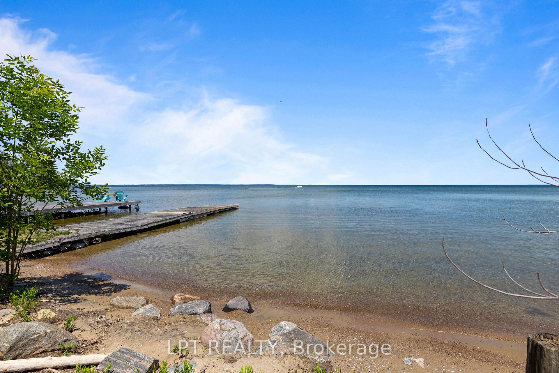 Photo 3 of 815 Paradise Drive, Georgina, Historic Lakeshore Communities — HOMEH