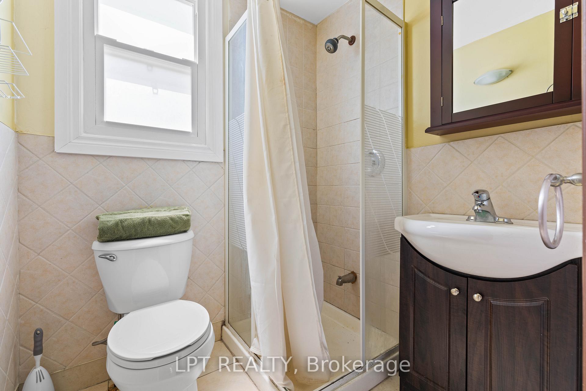 Photo 20 of 815 Paradise Drive, Georgina, Historic Lakeshore Communities — HOMEH