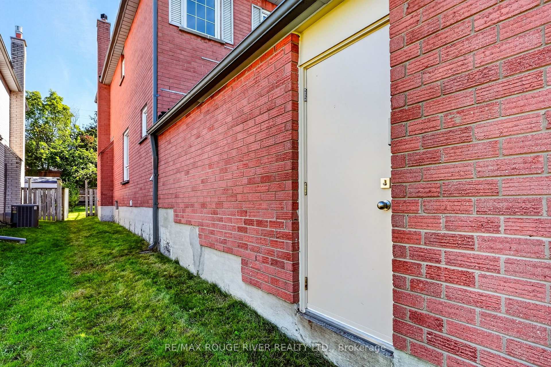 Photo 7 of 1211 Engel Court, Pickering, West Shore — HOMEH