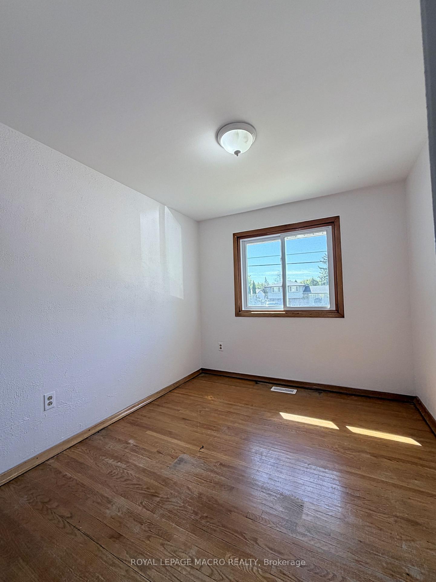 Photo 17 of 607 Walkers Line, Burlington, Shoreacres — HOMEH