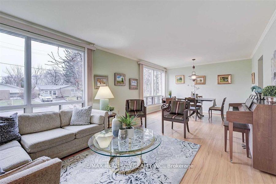 Photo 2 of 255 Confederation Drive, Scarborough, Woburn — HOMEH