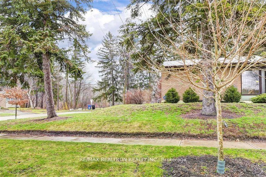Photo 13 of 255 Confederation Drive, Scarborough, Woburn — HOMEH
