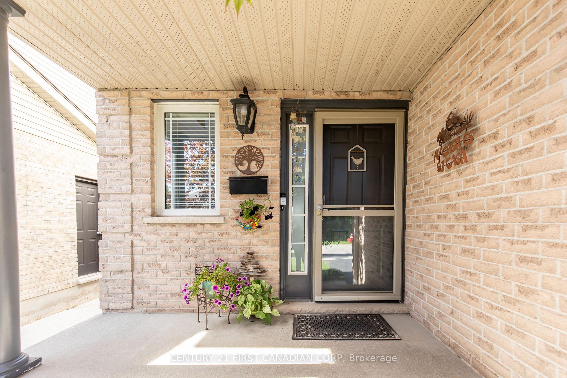 Photo 2 of 564 Cuthbert Circle, London, South U — HOMEH