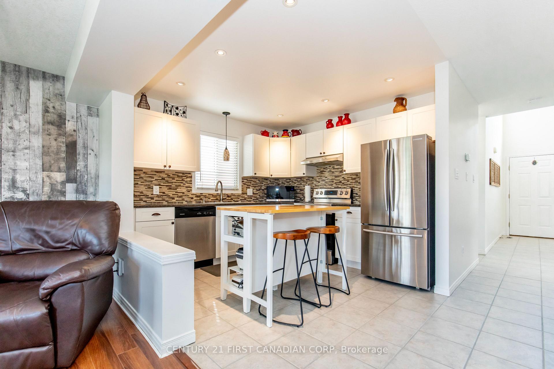 Photo 6 of 564 Cuthbert Circle, London, South U — HOMEH