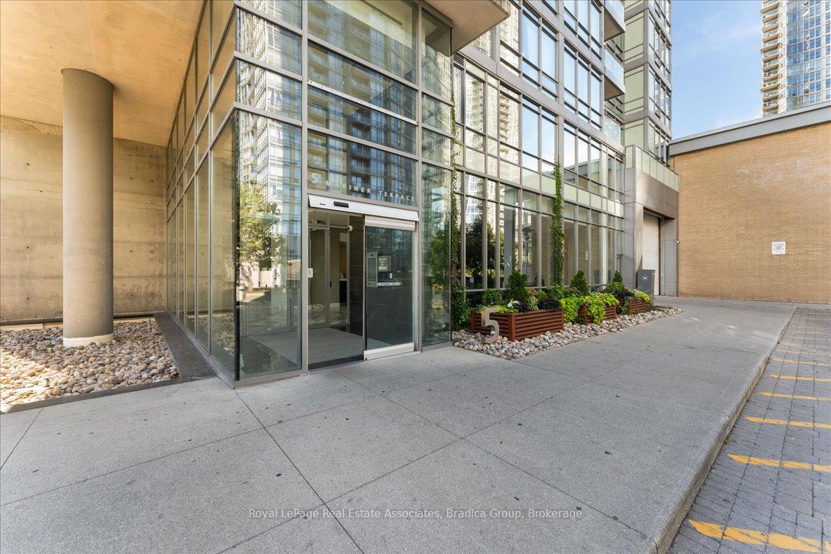 Photo 5 of Unit 3203, 5 Mariner Terrace, Toronto, Waterfront Communities — HOMEH