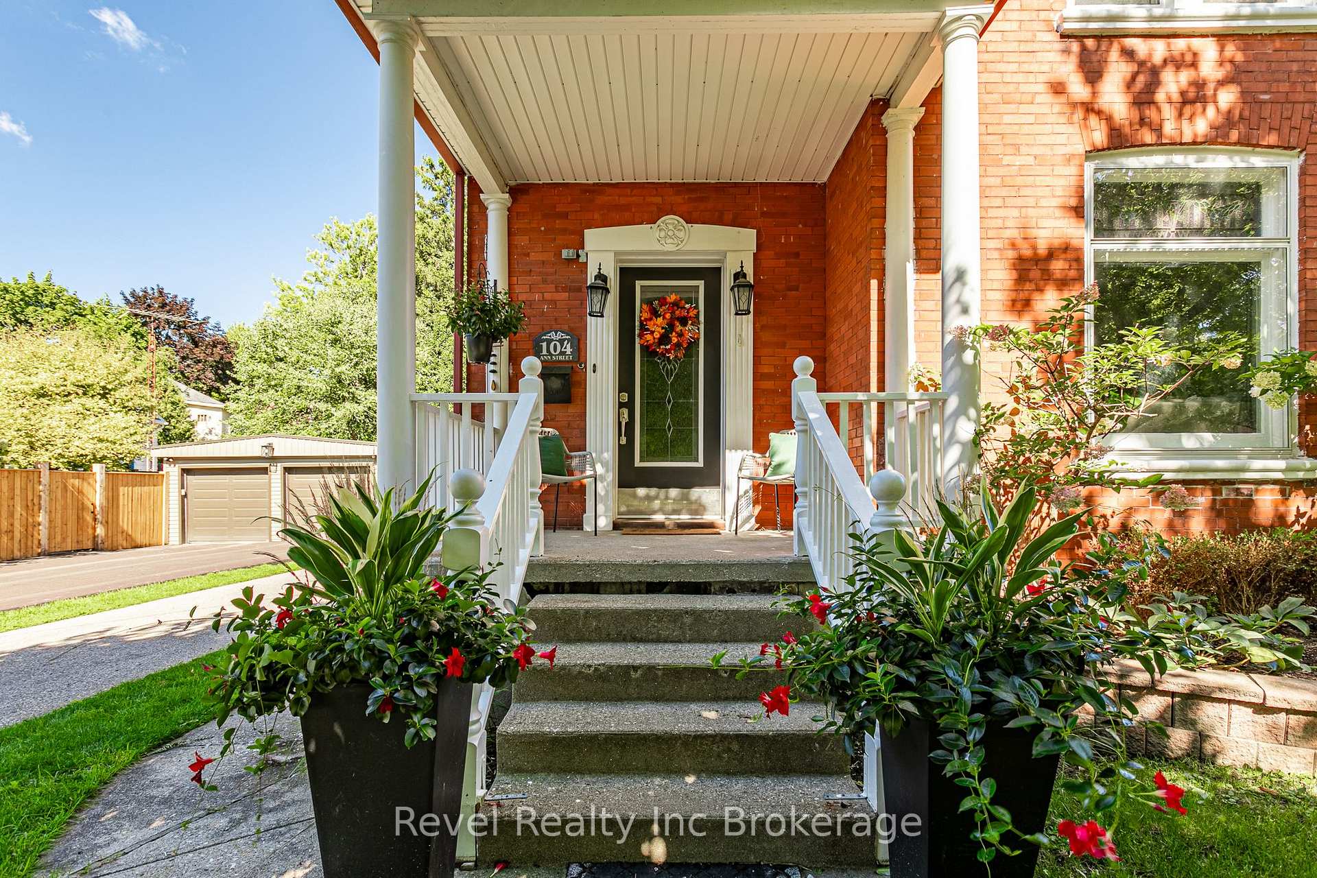 Photo 3 of 104 Ann Street, Ingersoll, Ingersoll - South — HOMEH