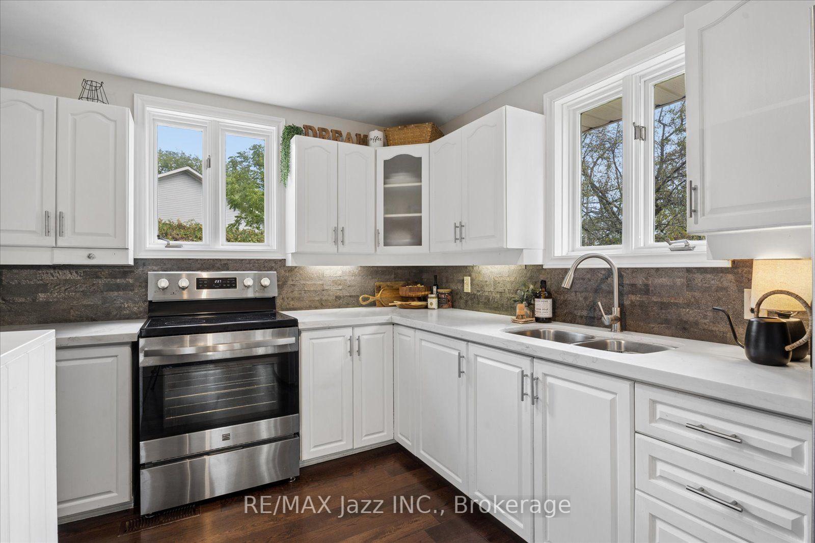 Photo 5 of 364 King Street E, Clarington, Bowmanville — HOMEH