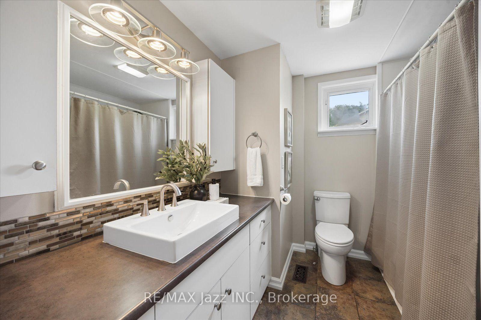 Photo 15 of 364 King Street E, Clarington, Bowmanville — HOMEH
