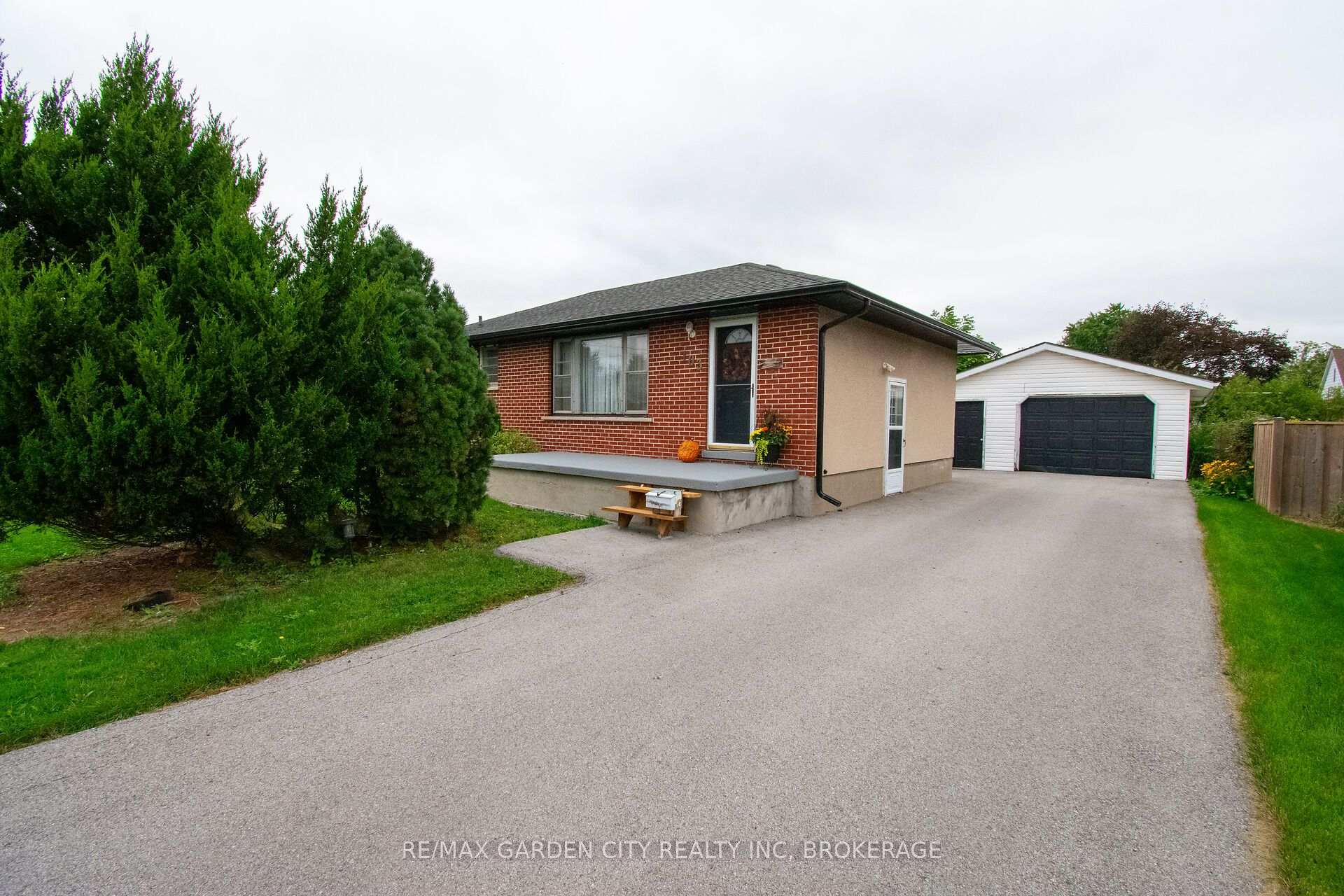 Photo 2 of 103 Kilgour Avenue, Welland, Broadway — HOMEH