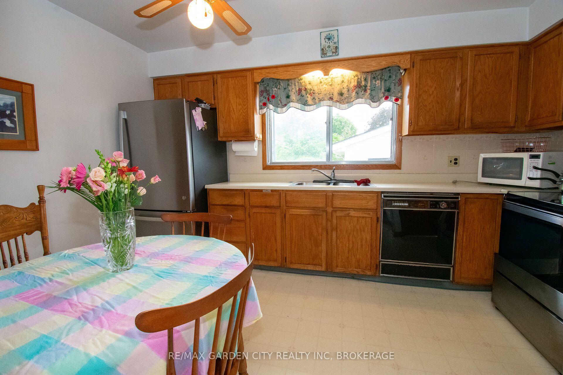 Photo 10 of 103 Kilgour Avenue, Welland, Broadway — HOMEH