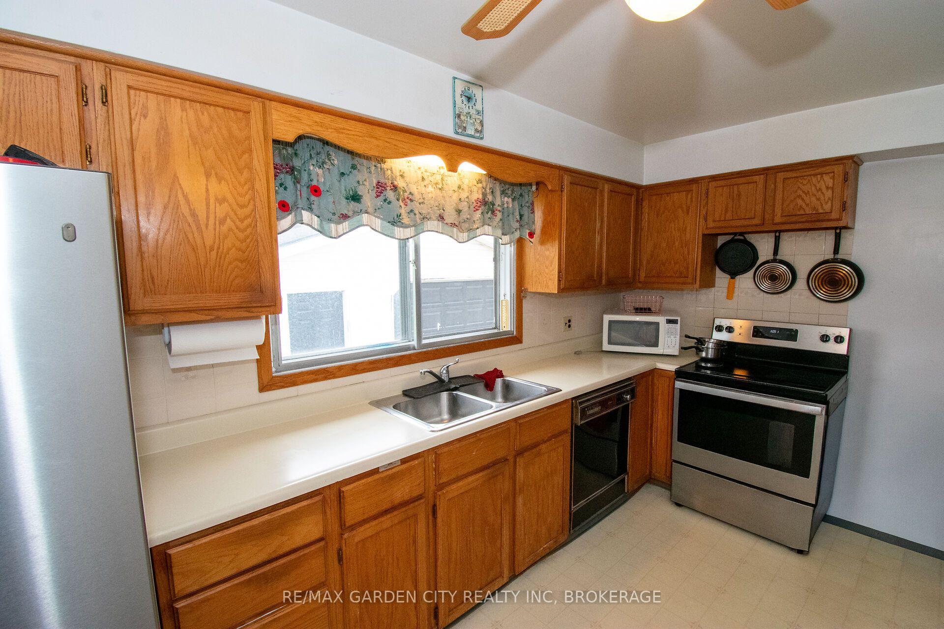Photo 11 of 103 Kilgour Avenue, Welland, Broadway — HOMEH