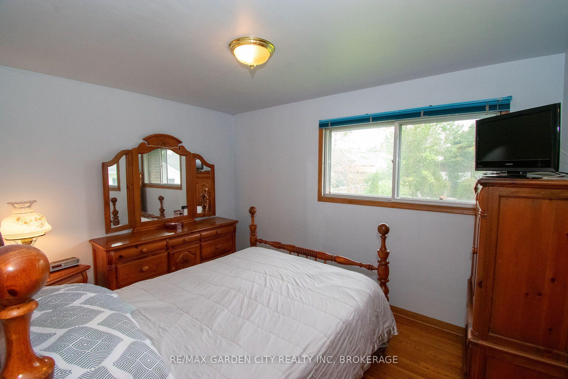 Photo 12 of 103 Kilgour Avenue, Welland, Broadway — HOMEH