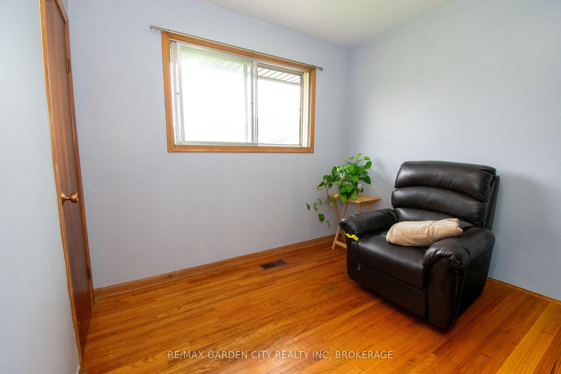 Photo 15 of 103 Kilgour Avenue, Welland, Broadway — HOMEH