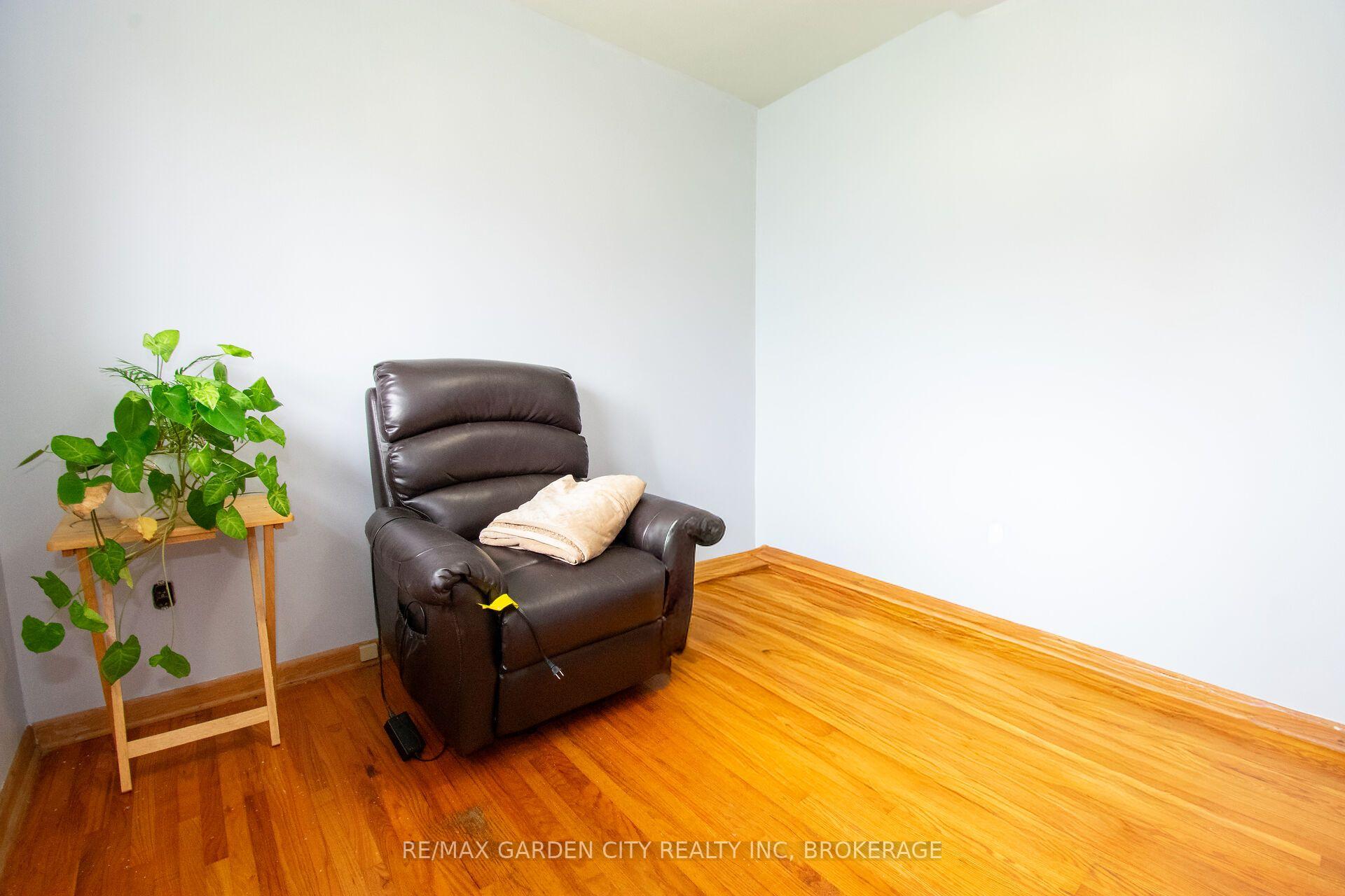 Photo 16 of 103 Kilgour Avenue, Welland, Broadway — HOMEH