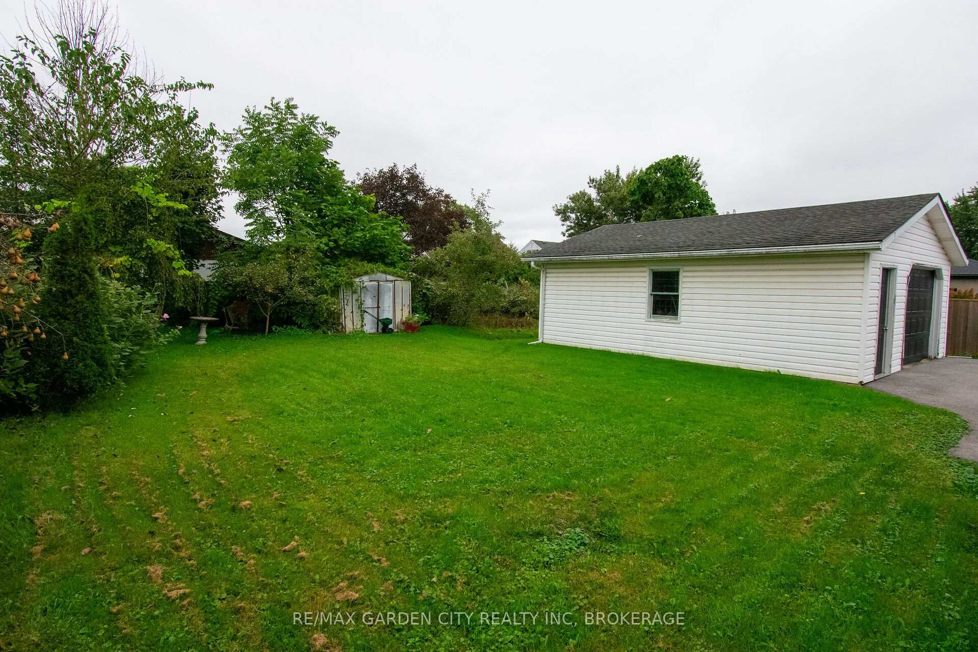Photo 33 of 103 Kilgour Avenue, Welland, Broadway — HOMEH