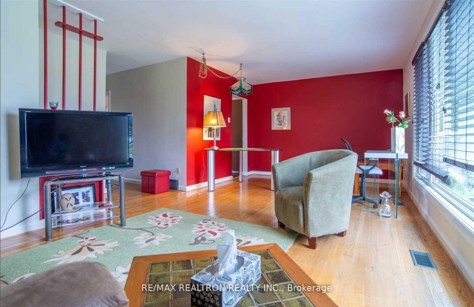 Photo 3 of 19 Wenderly Drive, Aurora, Aurora Village — HOMEH