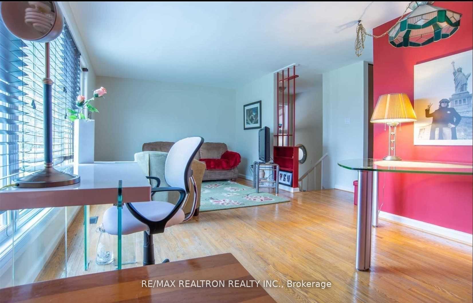 Photo 4 of 19 Wenderly Drive, Aurora, Aurora Village — HOMEH