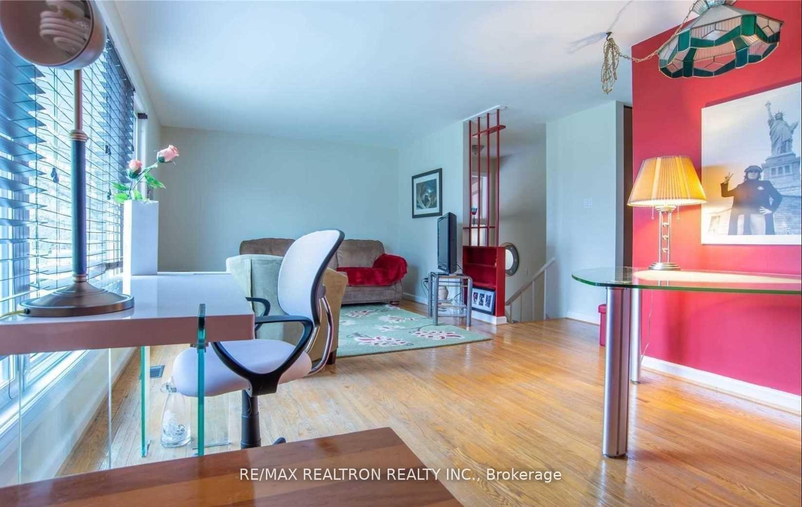 Photo 8 of 19 Wenderly Drive, Aurora, Aurora Village — HOMEH