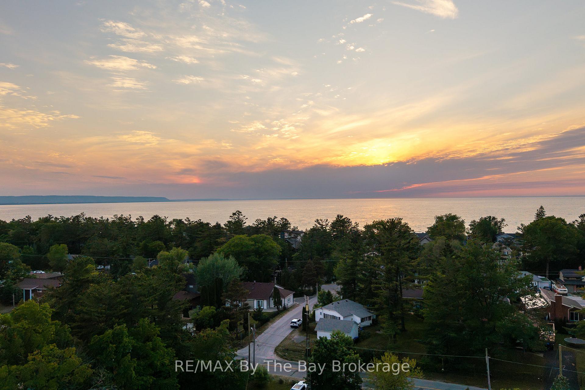 Photo 4 of 83 Old Mosley Street, Wasaga Beach — HOMEH
