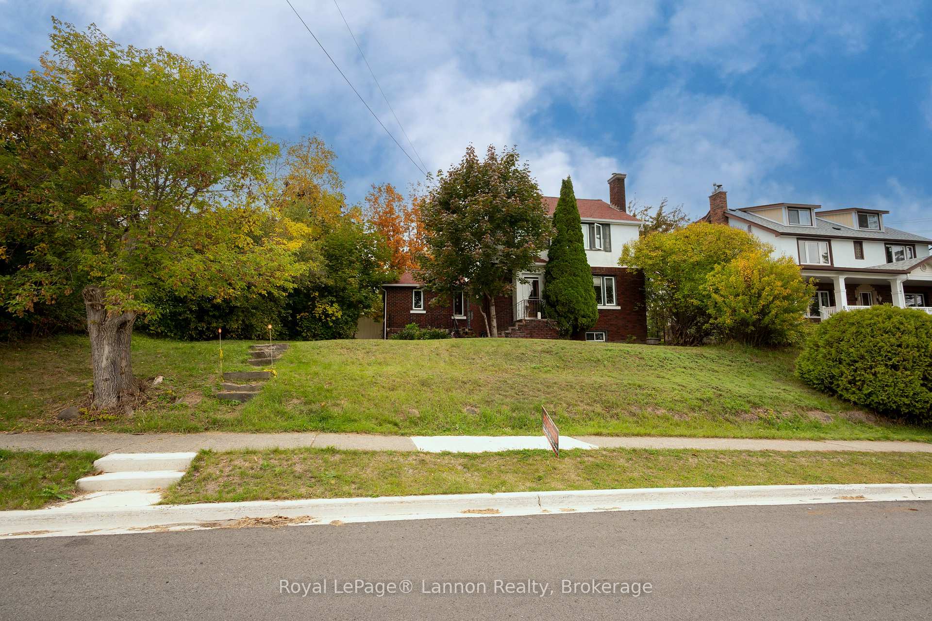 Photo of 82 College Street W