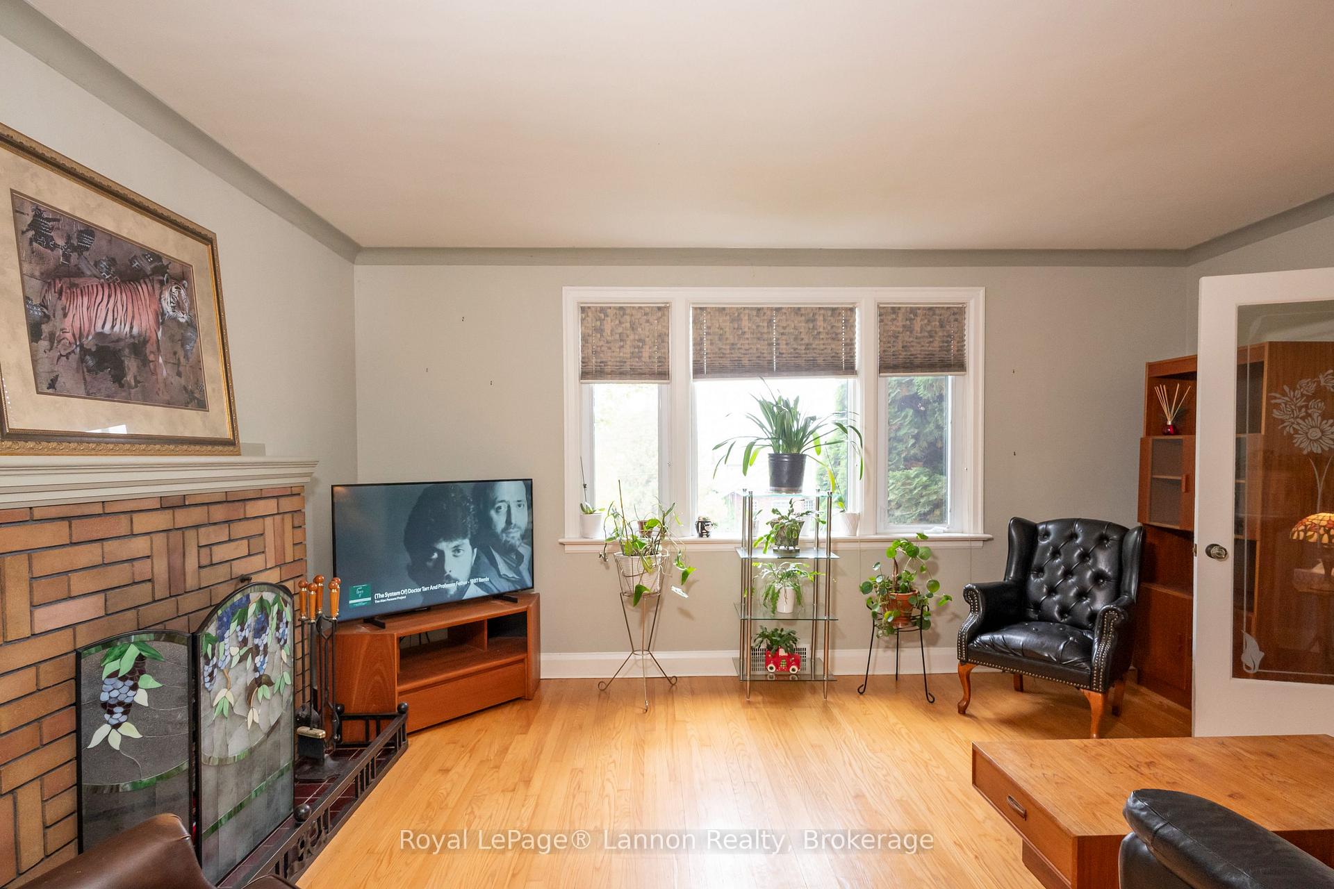 Photo 8 of 82 College Street W, Thunder Bay, College Heights — HOMEH