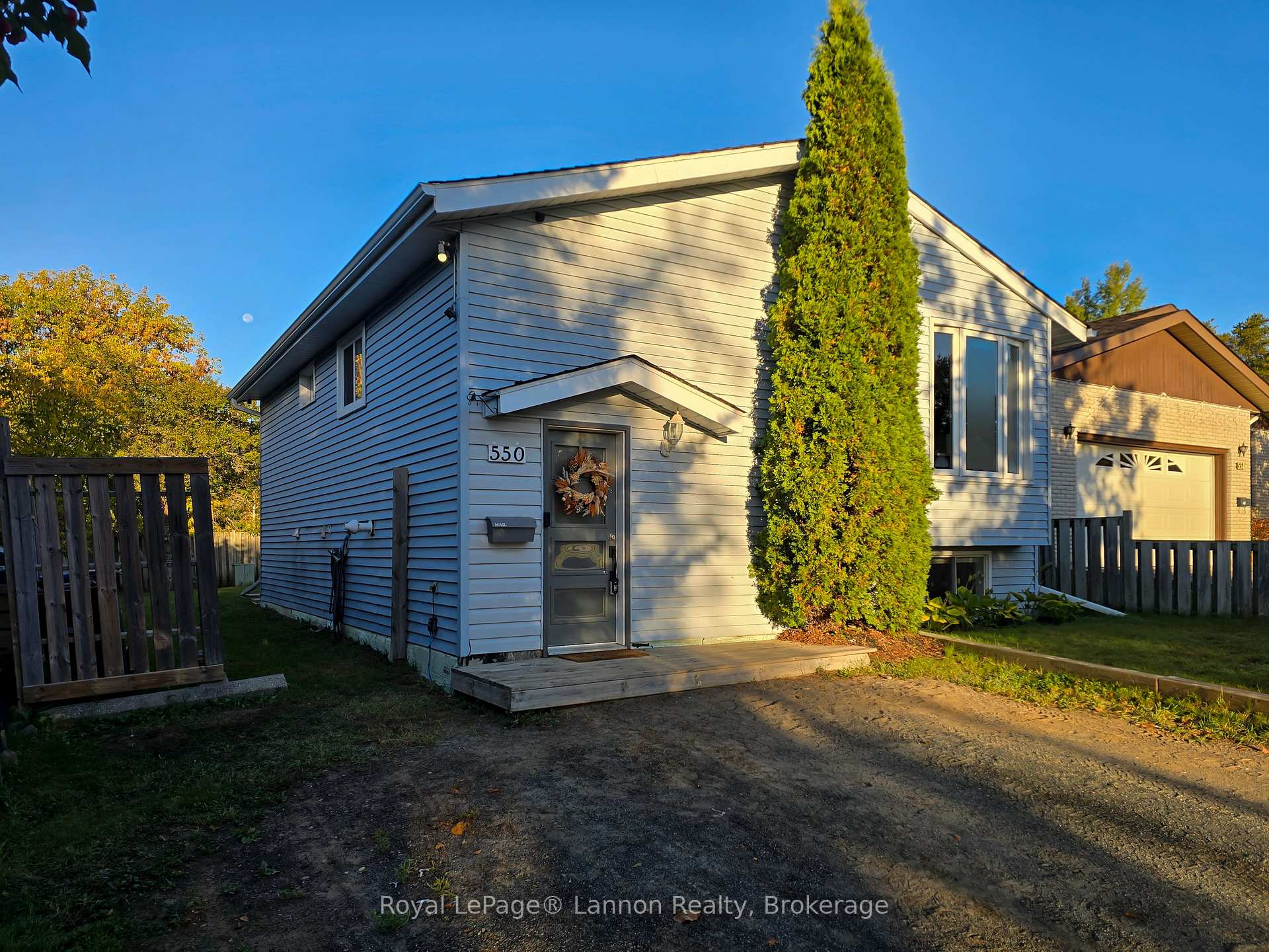 Photo 2 of 550 Lanark Crescent, Thunder Bay, County Park — HOMEH