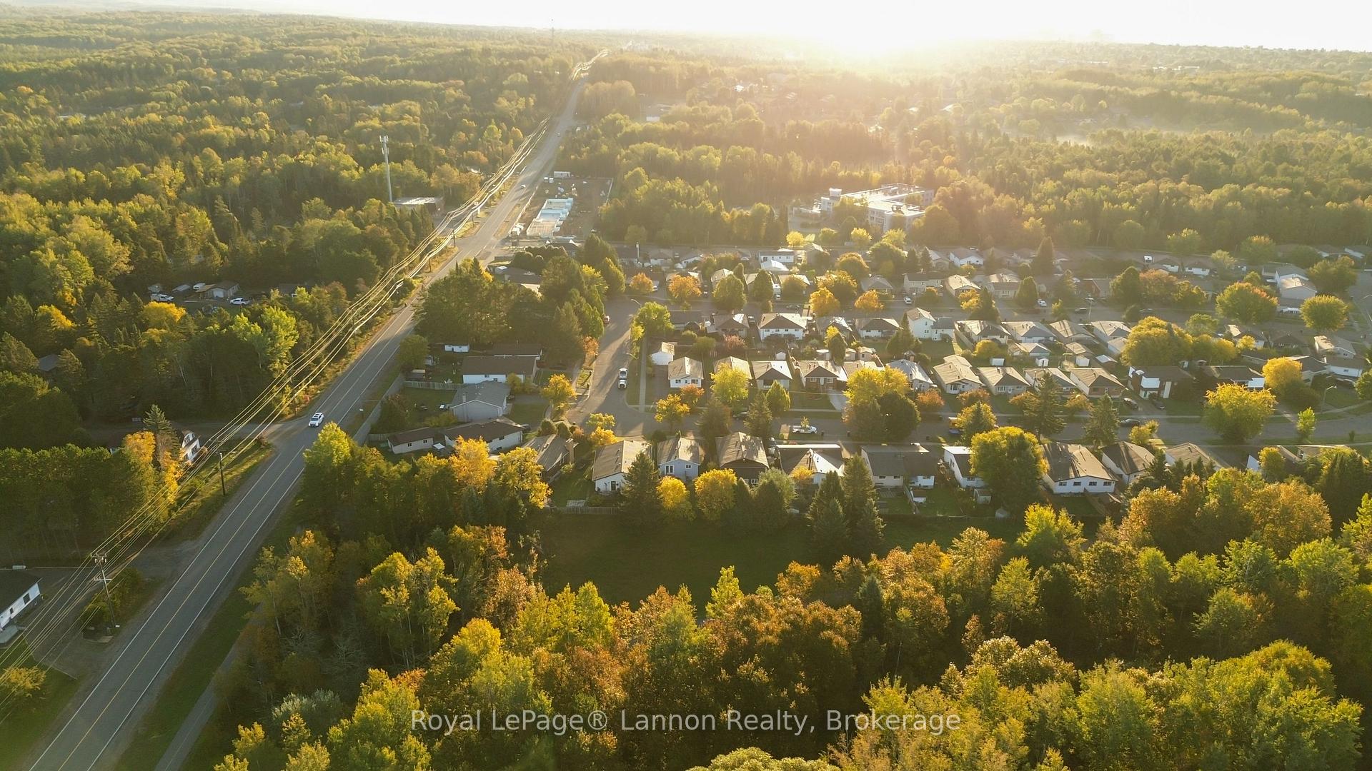 Photo 6 of 550 Lanark Crescent, Thunder Bay, County Park — HOMEH
