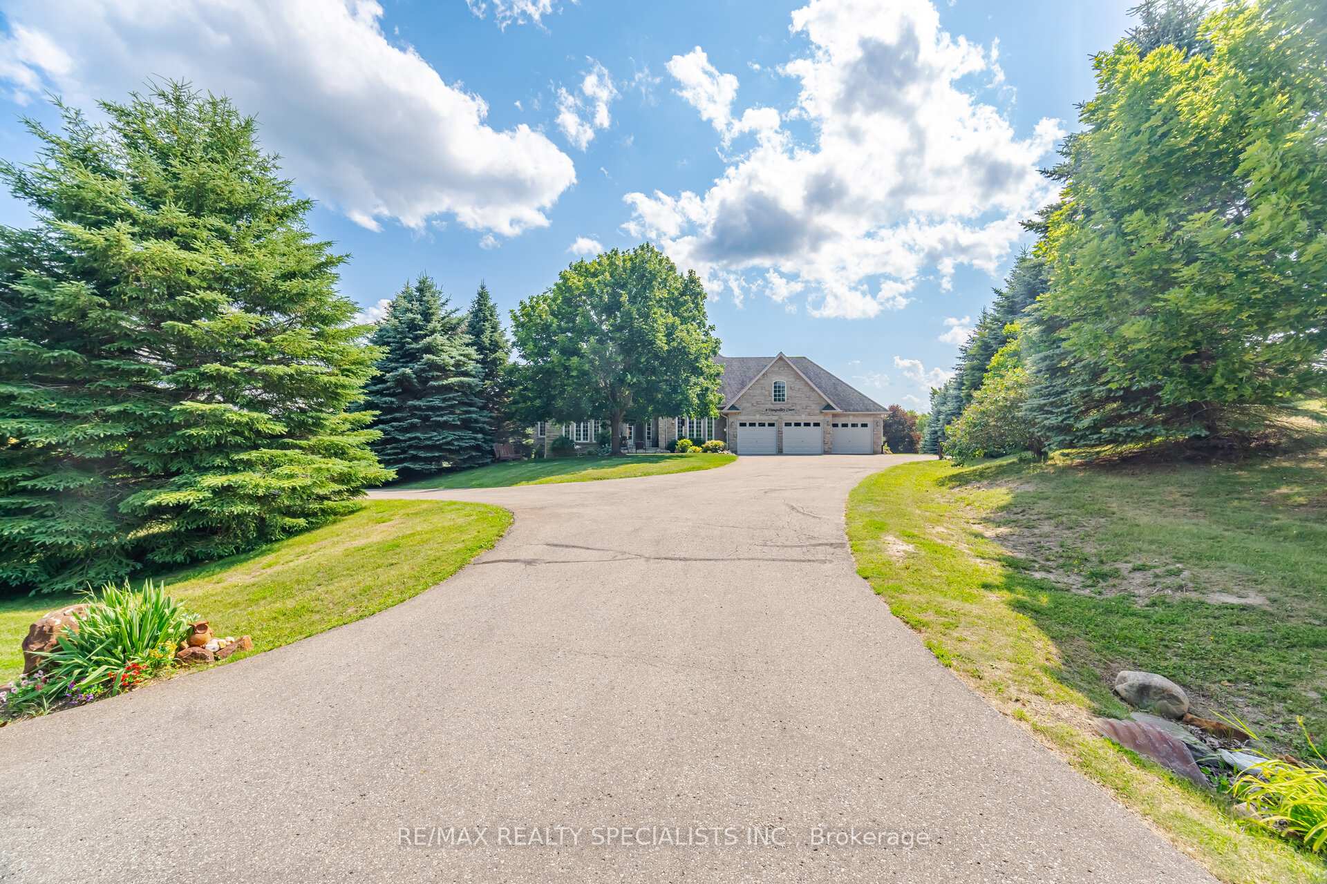 Photo 3 of 4 Tranquility Court, Caledon, Palgrave — HOMEH